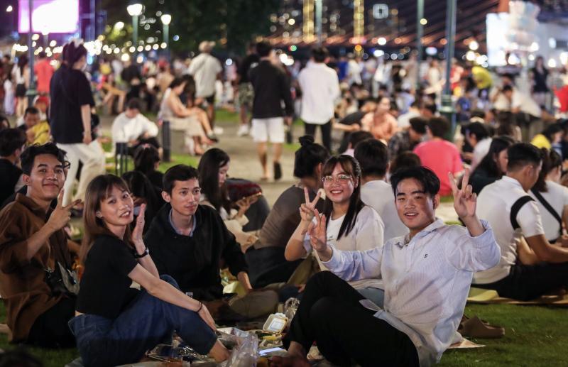 Countdown tết dương lịch 2026 ở TP.HCM: Bạn thích ra đường hay ở nhà? - Ảnh 2.