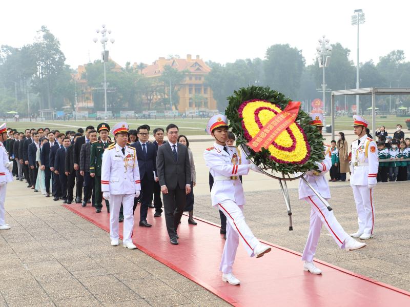 GS-TS Trần Xuân Bách đại diện đoàn đại biểu Hội Thầy thuốc trẻ báo công dâng Bác - Ảnh 1.