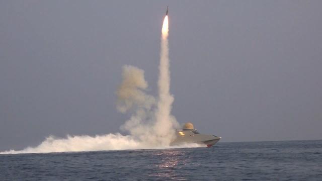 Iran tập trận phóng tên lửa rầm rộ tại vùng Vịnh - Ảnh 2.
