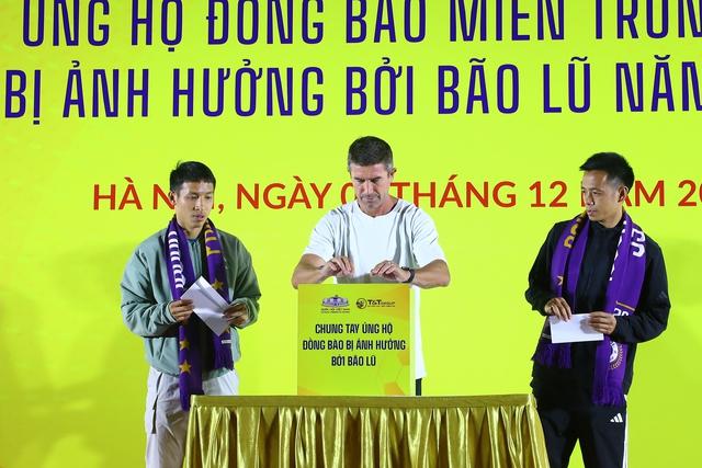 HLV Harry Kewell cùng Văn Quyết, Hùng Dũng quyên góp hỗ trợ đồng bào vùng lũ- Ảnh 3.