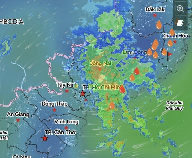 Sáng nay TP.HCM trời âm u, có mưa lớn trên diện rộng - Ảnh 2.