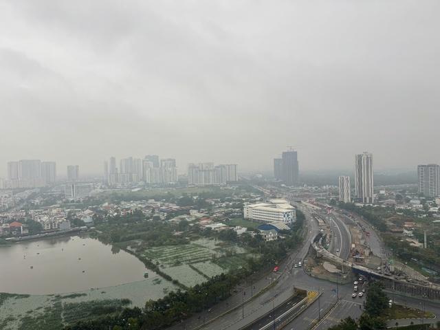 Sáng nay TP.HCM trời âm u, có mưa lớn trên diện rộng - Ảnh 3.