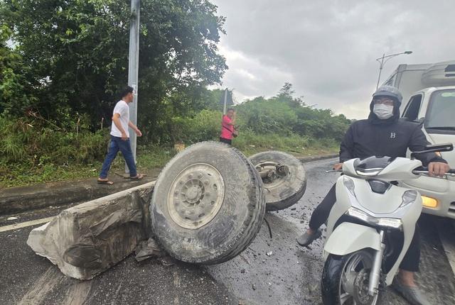 Xe tải lật chắn ngang đèo Cù Hin trên đường đi sân bay Cam Ranh   - Ảnh 2.