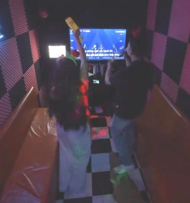 Karaoke chỉ có… 1 người- Ảnh 4.