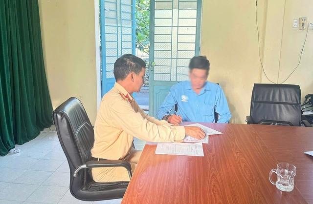 Tài xế chuyển làn ẩu trên cao tốc TP . HCM suýt gây tai nạn nghiêm trọng - Ảnh 2.