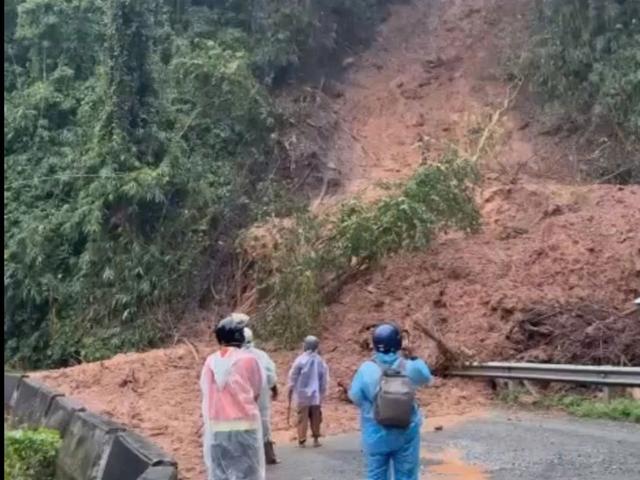 Sạt lở đèo Ngoạn Mục gây ách tắc giao thông nghiêm trọng trên QL27 - Ảnh 2.
