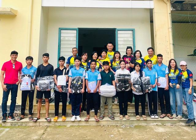 Cứu trợ miền Trung qua bơi lội: Nhóm TP . HCM bơi gần 100 km để giúp đỡ - Ảnh 3.