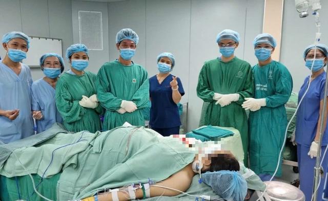 Bí thư Thành ủy TP.HCM biểu dương bác sĩ Võ Thái Trung cùng ê kíp - Ảnh 3.