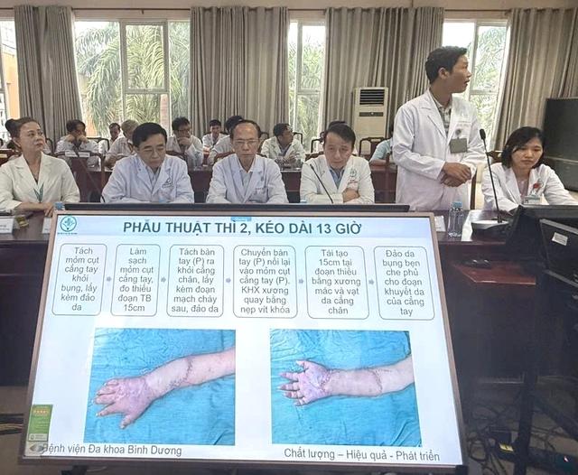 Bí thư Thành ủy TP.HCM biểu dương bác sĩ Võ Thái Trung cùng ê kíp - Ảnh 2.