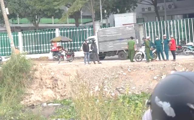 Phát hiện thi thể dưới kênh ở Xuân Thới Sơn , người dân hoảng hốt - Ảnh 1.