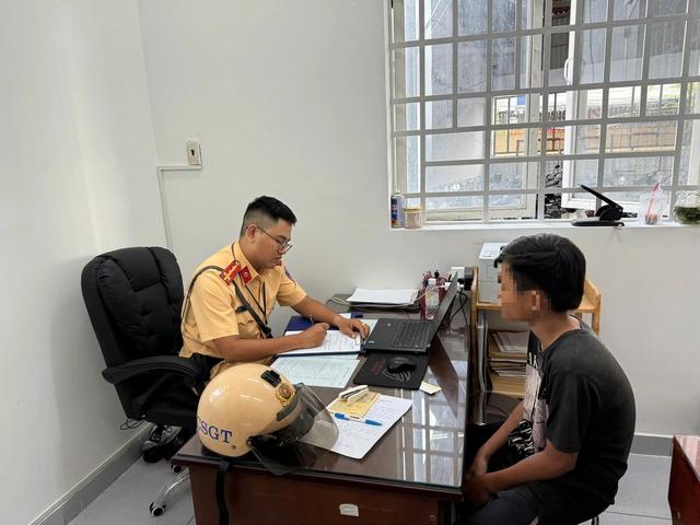 Chạy xe máy bốc đầu biểu diễn ở Hóc Môn: Tịch thu xe máy - Ảnh 1.