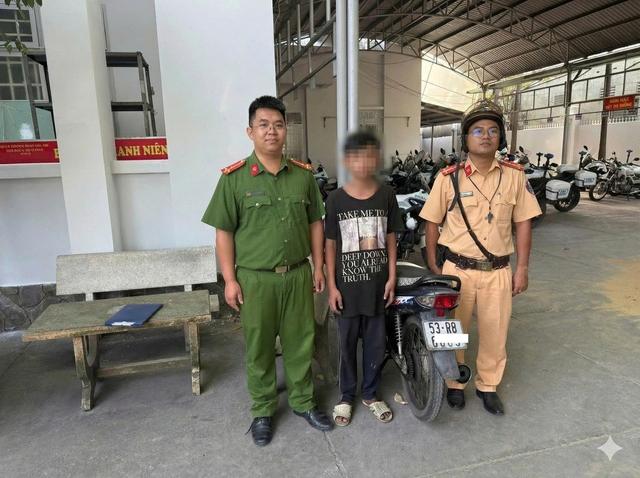 Chạy xe máy bốc đầu biểu diễn ở Hóc Môn: Tịch thu xe máy - Ảnh 2.