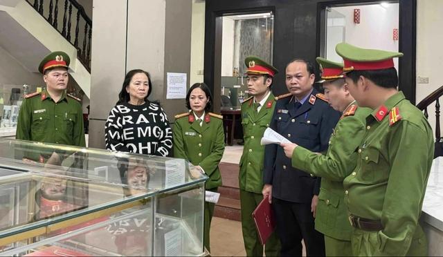 Khởi tố chủ tiệm vàng Kim Chung thanh hóa vì hành vi trốn thuế nghiêm trọng - Ảnh 1.