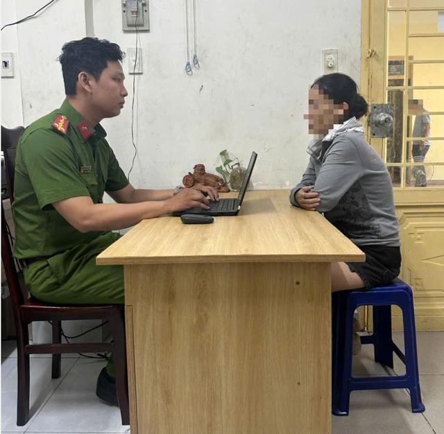 Mẹ dắt con gái cướp bông tai vàng của bé 5 tuổi - Ảnh 1.