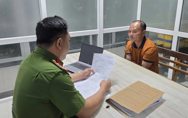 Bắt giữ đối tượng truy nã nguy hiểm lẩn trốn trong chùa tại TP.HCM - Ảnh 1.