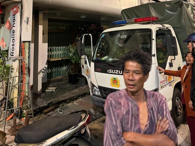 Cháy nhà Đà Lạt giữa đêm , kịp thời cứu 4 người mắc kẹt trên tầng 2 - Ảnh 2.