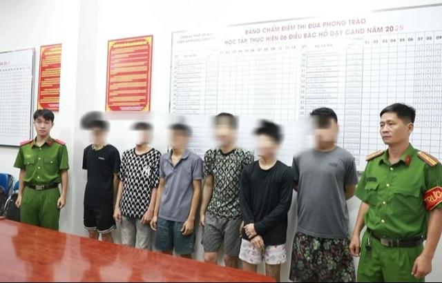 TP.HCM: Lấy lời khai 14 thanh, thiếu niên đánh người đi đường bằng thắt lưng- Ảnh 2.