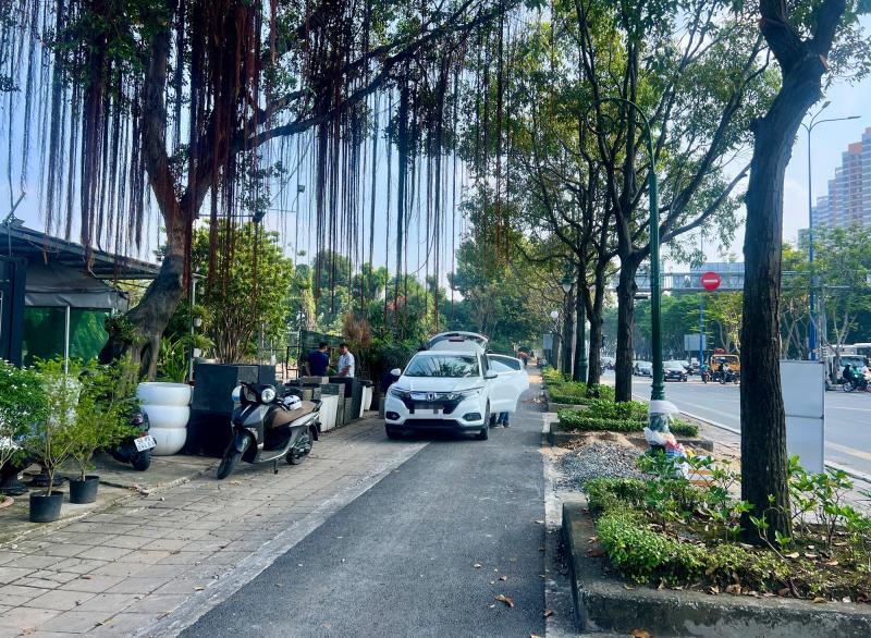 Làn xe đạp đầu tiên ở TP.HCM sắp hoàn thành: Người dân hào hứng trải nghiệm - Ảnh 10.
