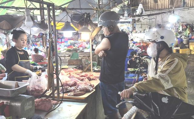 Cuối năm, giá thịt heo ở chợ tăng, người trẻ xoay xở thế nào? - Ảnh 2.
