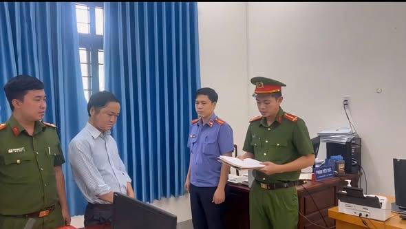  Bắt nguyên cán bộ địa chính xã lạm dụng chức vụ quyền hạn chiếm đoạt tài sản - Ảnh 1.