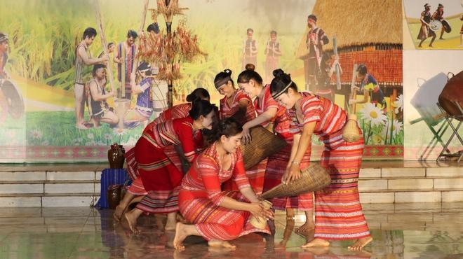 Đồng bào S’tiêng vui lễ hội mừng lúa mới trong tiếng giã gạo, cồng chiêng - Ảnh 12.