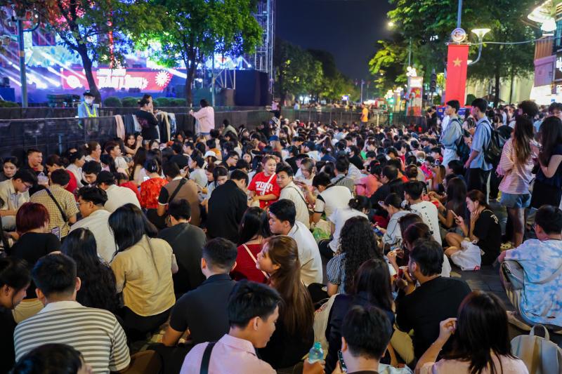 Tối nay, 'biển người' đang ở trung tâm TP.HCM chờ ngắm pháo hoa giao thừa 2026 - Ảnh 9.