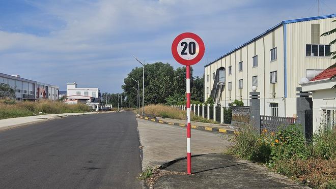 Tháo dỡ biển báo 20 km/giờ ở Đồng Nai sau phản ánh của Báo Thanh Niên- Ảnh 5.