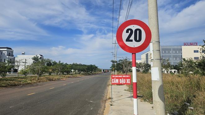 Tháo dỡ biển báo 20 km/giờ ở Đồng Nai sau phản ánh của Báo Thanh Niên- Ảnh 4.