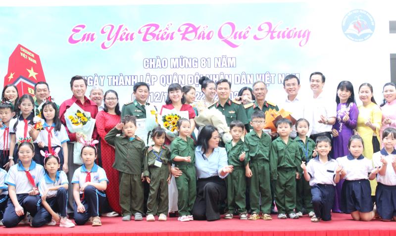 Xúc động nghe chuyện chiến sĩ Trường Sa ở sân trường - Ảnh 6.