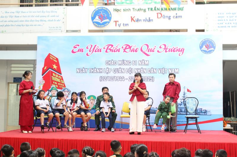 Xúc động nghe chuyện chiến sĩ Trường Sa ở sân trường - Ảnh 1.