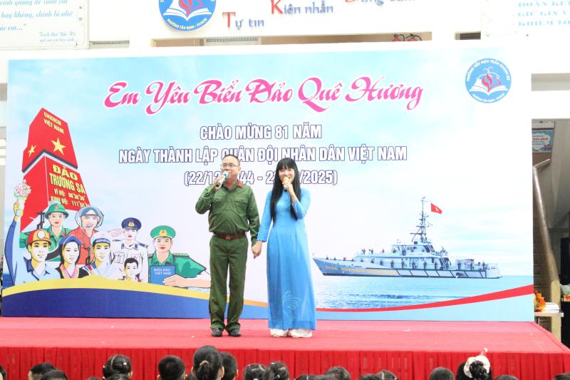 Xúc động nghe chuyện chiến sĩ Trường Sa ở sân trường - Ảnh 4.