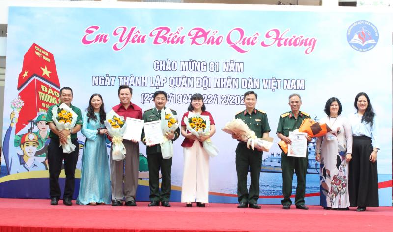 Xúc động nghe chuyện chiến sĩ Trường Sa ở sân trường - Ảnh 5.