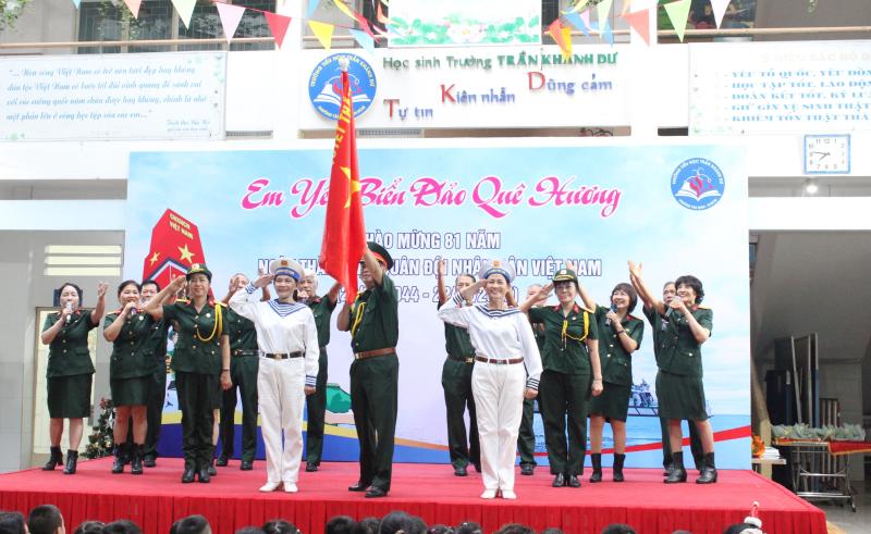 Xúc động nghe chuyện chiến sĩ Trường Sa ở sân trường - Ảnh 3.