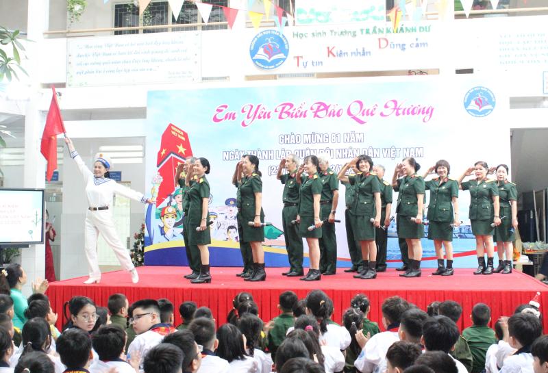 Xúc động nghe chuyện chiến sĩ Trường Sa ở sân trường - Ảnh 2.