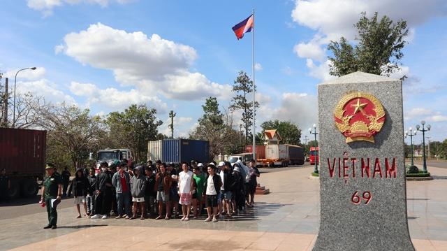 Đồng Nai tiếp nhận 63 công dân Việt Nam do phía Campuchia trao trả - Ảnh 3.