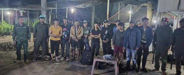 "Nóng" biên giới Tây Ninh: Trắng đêm chặn đứng dòng người xuất - nhập cảnh lậu  - Ảnh 2.