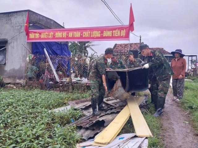 Bộ đội Đà Nẵng giúp dân vùng lũ Đắk Lắk có nhà mới đón tết - Ảnh 3.