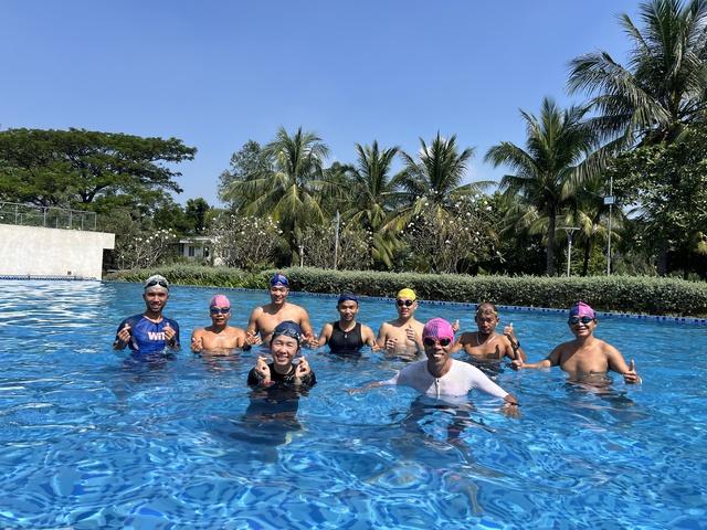 Cứu trợ miền Trung qua bơi lội: Nhóm TP . HCM bơi gần 100 km để giúp đỡ - Ảnh 1.