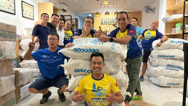 Cứu trợ miền Trung qua bơi lội: Nhóm TP . HCM bơi gần 100 km để giúp đỡ - Ảnh 2.