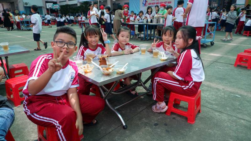 Những bữa ăn bán trú hạnh phúc ở trường - Ảnh 5.