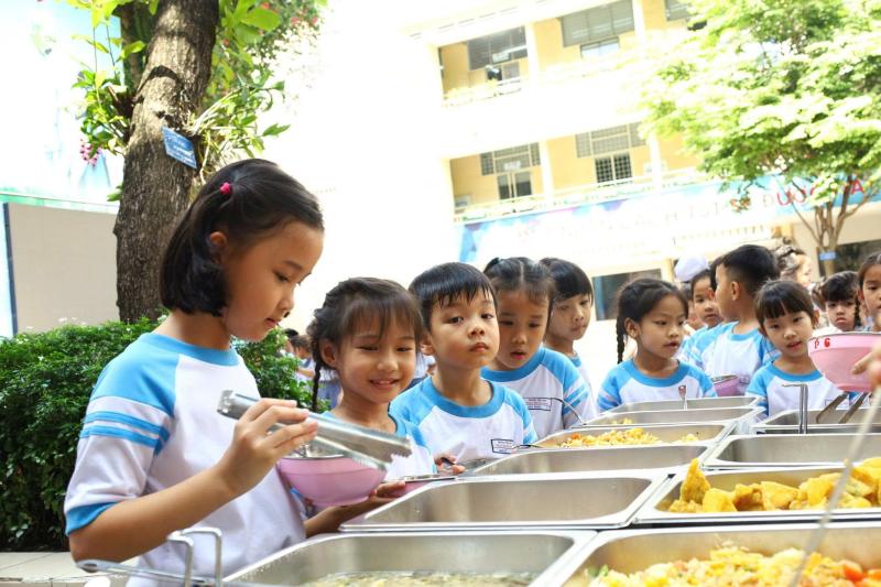 Những bữa ăn bán trú hạnh phúc ở trường - Ảnh 1.