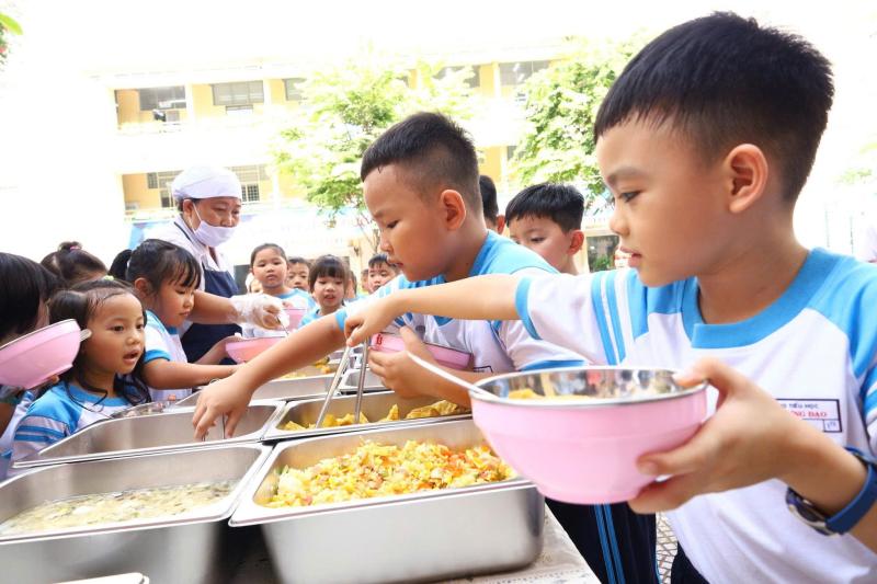 Những bữa ăn bán trú hạnh phúc ở trường - Ảnh 2.