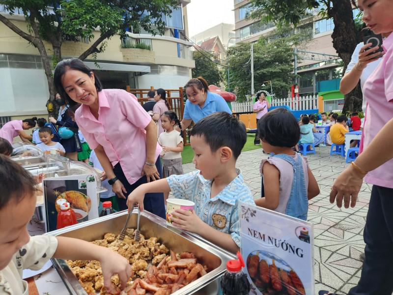 Những bữa ăn bán trú hạnh phúc ở trường - Ảnh 9.