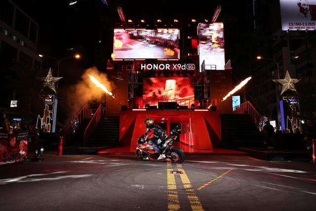 HONOR X9d ra mắt tại phố đi bộ-đại tiệc công nghệ và âm nhạc đặc sắc - Ảnh 3.