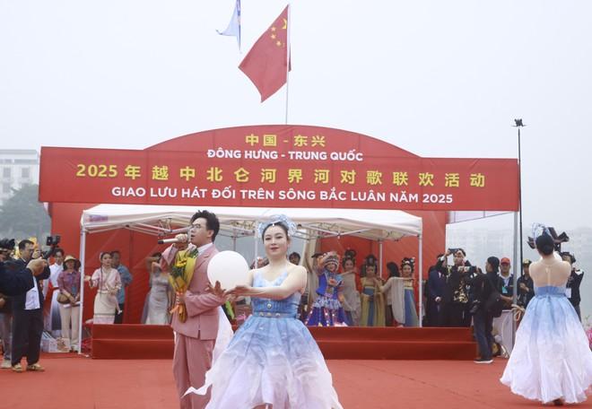 Thanh niên Việt - Trung hát đối trên sông biên giới - Ảnh 4.