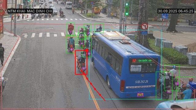 Camera AI phát hiện nhiều người đi sai vạch kẻ đường màu vàng ở trung tâm TP.HCM - Ảnh 4.