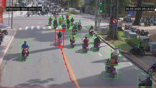 Camera AI phát hiện nhiều người đi sai vạch kẻ đường màu vàng ở trung tâm TP.HCM - Ảnh 2.