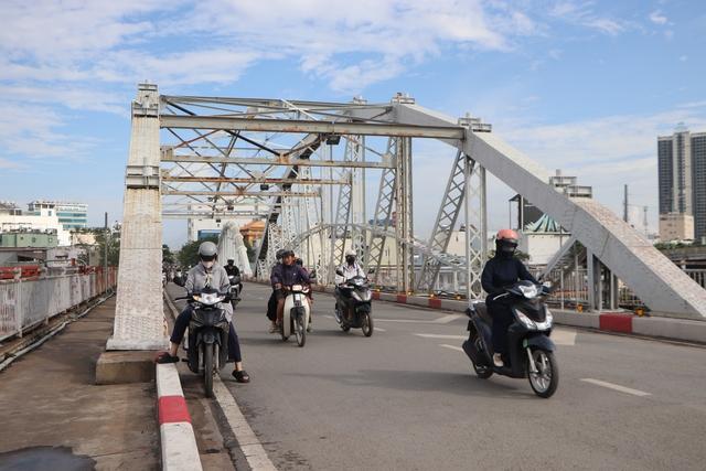 Cấm nhiều loại xe lên cầu Tân Thuận 1 từ ngày mai, người dân TP.HCM lưu ý  - Ảnh 1.
