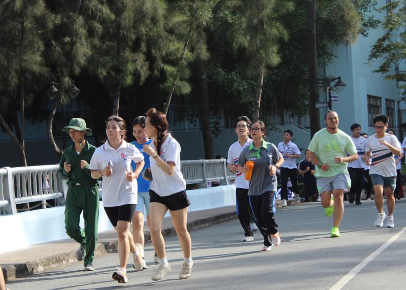 Hoa hậu H'Hen Niê chạy bộ cùng 2.000 sinh viên, giảng viên, người lao động  - Ảnh 5.