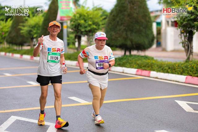 Trăng mật đi đua xe đạp, nên duyên nhờ chạy bộ: Chuyện tình thể thao năm 2025  - Ảnh 2.